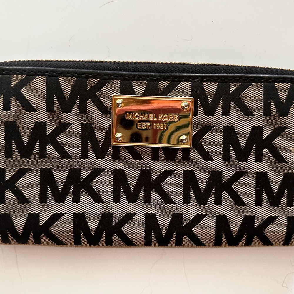 Michael Kors East West Signature Wallet - Picture 11 of 11